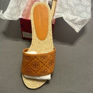 Brand new- NEVER Worn Tory Burch sandals